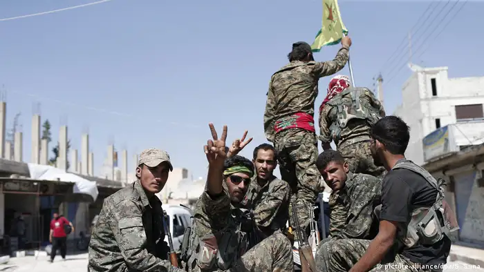 Syrien YPG in Rakka (picture-alliance/dpa/S. Suna)