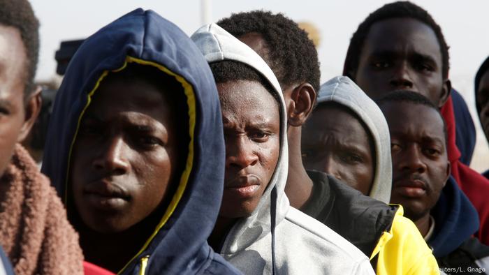 Gambia freiwillige Rückkehrer aus Libyen auf dem Flughafen in Banjul (Reuters/L. Gnago)