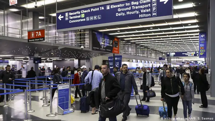 USA Passagier in den USA aus überbuchtem Flugzeug gezerrt | O'Hare International Airport Chicago