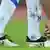 Ein Fußballspieler bindet seinen Schuh