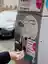 Женщина покупает парковочный билет в автомате