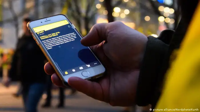 Fan del Dortmund leyendo celular.