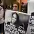 Manifestantes carregam cartazes com imagem de Micalea García, cujo assasinato fez renascer protestos na Argentina