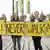Vier weibliche BVB-Fans halten Plakate "You'll never walk alone" hoch (Foto: picture-alliance/AP Photo/M. Corder)