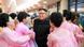 Nordkoreas Machthaber Kim Jong Un - hier mit Amateur-Schauspielerinnen der Volksarmee - zeigt sich zumeist gut gelaunt Nordkoreas Machthaber Kim Jong Un - hier mit Amateur-Schauspielerinnen der Volksarmee - zeigt sich zumeist gut gelaunt