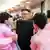 Nordkoreas Machthaber Kim Jong Un - hier mit Amateur-Schauspielerinnen der Volksarmee - zeigt sich zumeist gut gelaunt