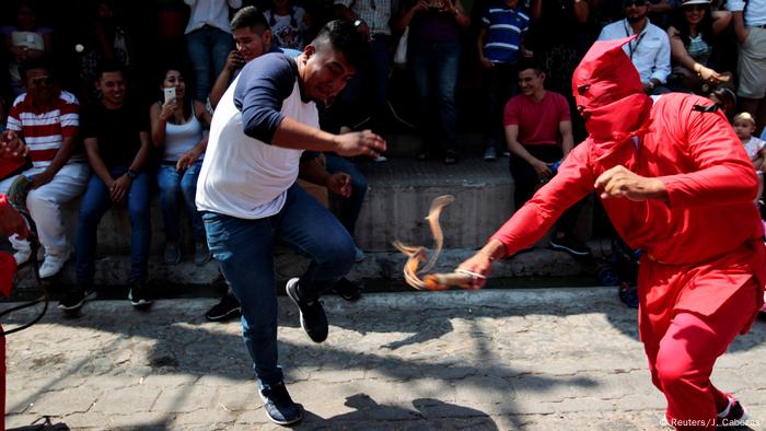 Osterbräuche weltweit El Salvador (Reuters/J. Cabezas)