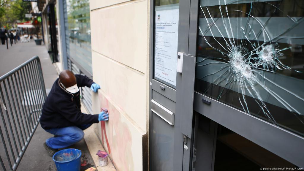 Le Pen S Campaign Office Hit By Arson Attack News Dw 13 04 2017