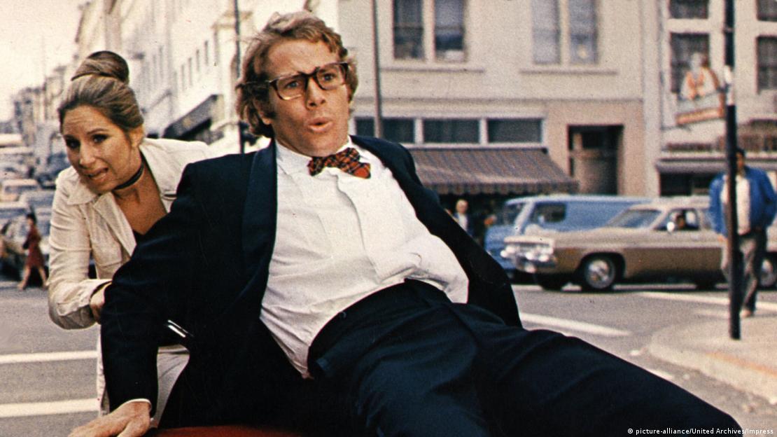 Ryan O'Neal en una escena de la película "What's up, Doc?" junto a la famosa actriz Barbra Streisand, en 1972.
