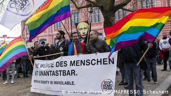 LGBT-Aktivisten sammeln sich vor der russischen Botschaft