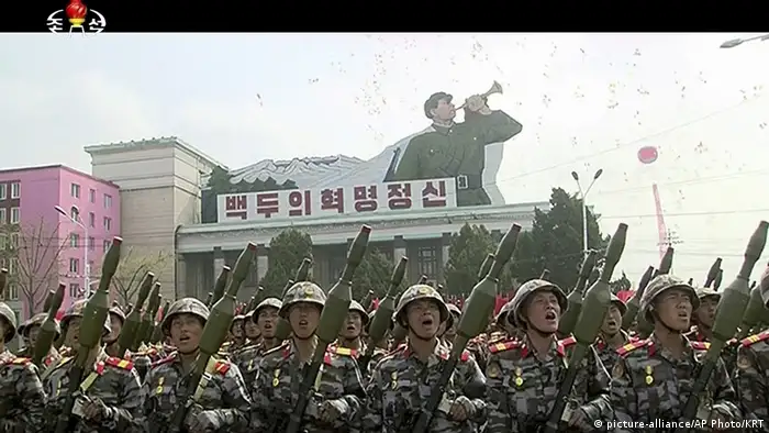 Fernsehübertragung der Militärparade in Nordkorea (picture-alliance/AP Photo/KRT)
