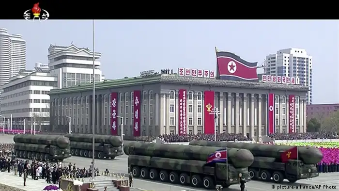 Nordkorea Fernsehübertragung der Militärparade in Pjöngjang (picture-alliance/AP Photo)