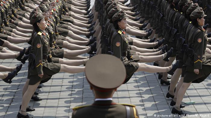 Nordkorea Militärparade in Pjöngjang (picture-alliance/AP Photo/W. Maye-E)