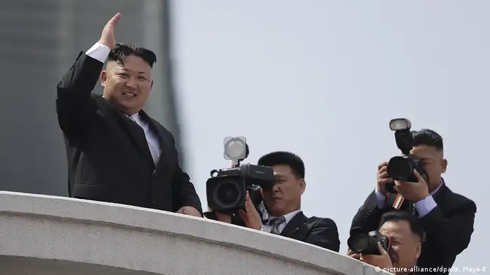 Nordkorea Militärparade in Pjöngjang Kim Jong Un (picture-alliance/dpa/W. Maye-E)