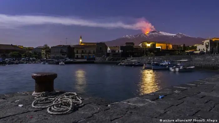 Etna erupting in Sicily. (picture alliance/AP Photo/S. Allegra)