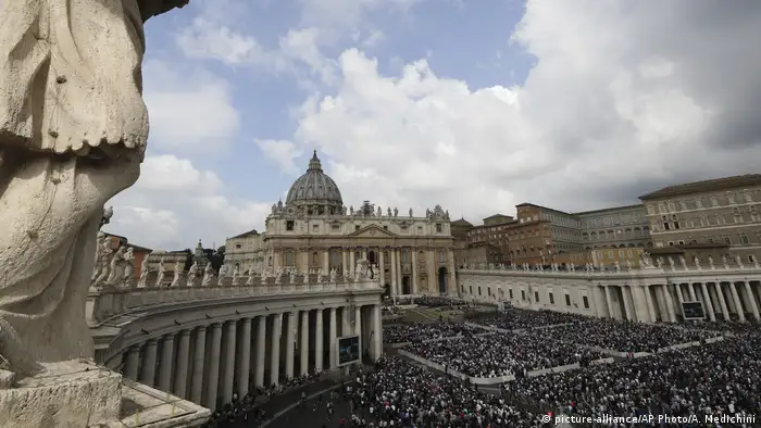 Vatikan Papst Franziskus Ostermesse auf dem Petersplatz