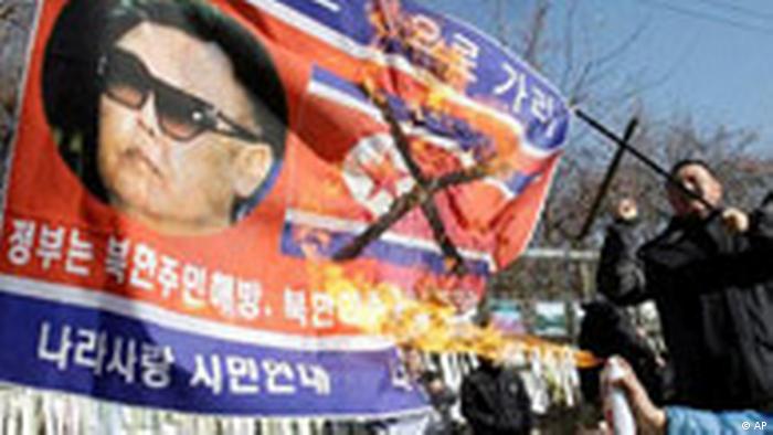  Южна Корея: стачкуващи горят афиш с облика на севернокорейския водач Ким Чен Ун 