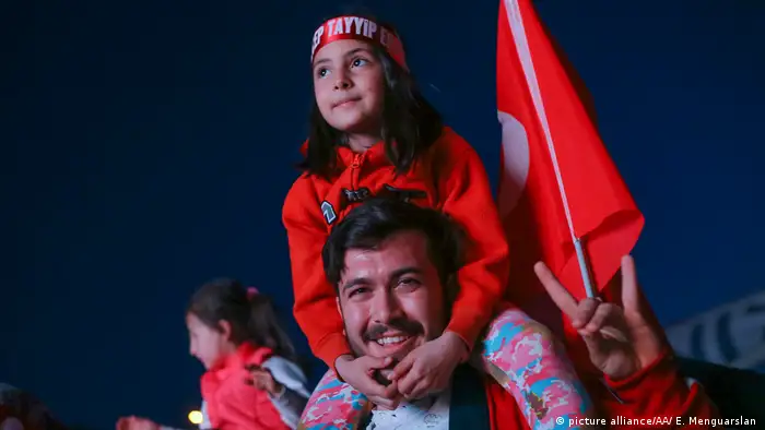 Türkei Regierung erklärt Sieg bei Referendum (picture alliance/AA/ E. Menguarslan )