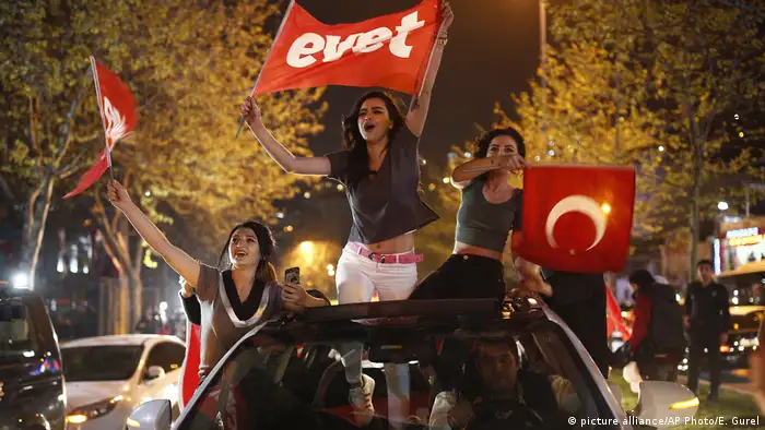 Türkei Regierung erklärt Sieg bei Referendum