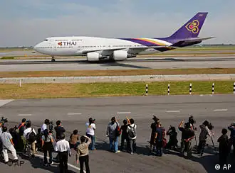 封锁结束后首架泰国航空公司班机降落在曼谷素万那普国际机场