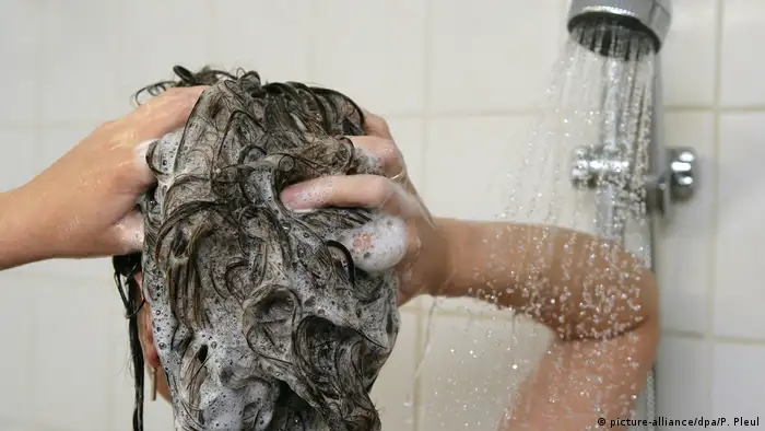 A person washing hair in shower (picture-alliance/dpa/P. Pleul)
