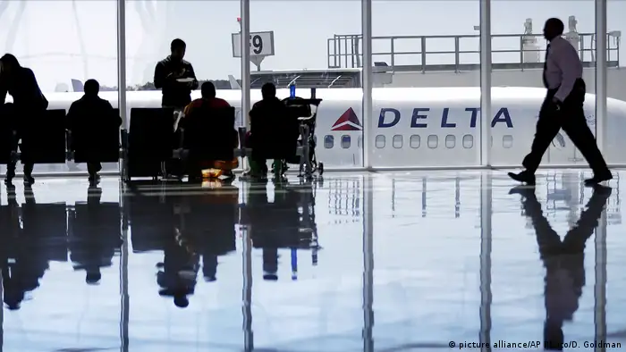 A Delta Air Lines jet sits at a gate in Atlanta (picture alliance/AP Photo/D. Goldman)