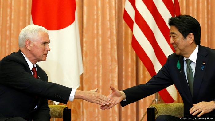 Japan Besuch Mike Pence Handschlag mit Abe