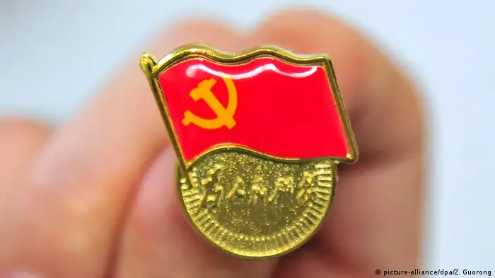 China Kommunistische Partei Logo Symbolbild (picture-alliance/dpa/Z. Guorong)