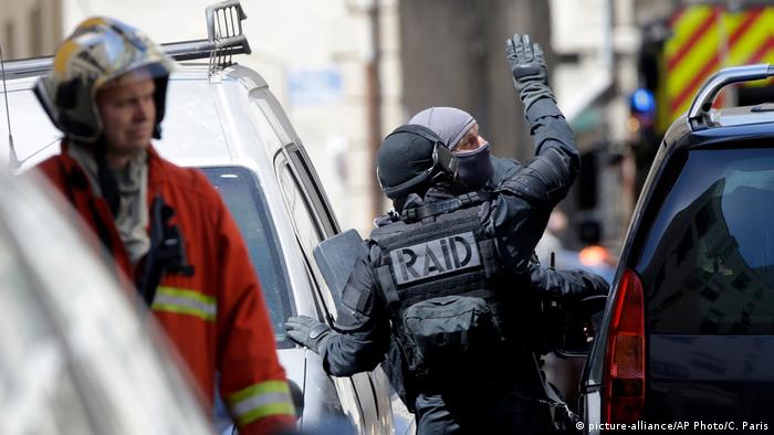 Frankreich Verhaftung von Terror-Verdächtigen in Marseille (picture-alliance/AP Photo/C. Paris)