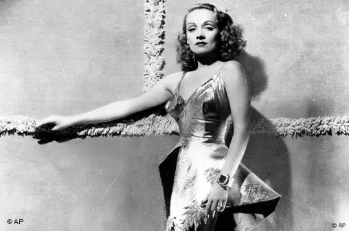 Marlene Dietrich posiert in Kostüm vor Wand mit Stoffkreuz - um 1940 (Foto: AP)