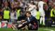 Manuel Neuer sitzt auf dem Rasen. Foto: Getty Images Manuel Neuer sitzt auf dem Rasen. Foto: Getty Images
