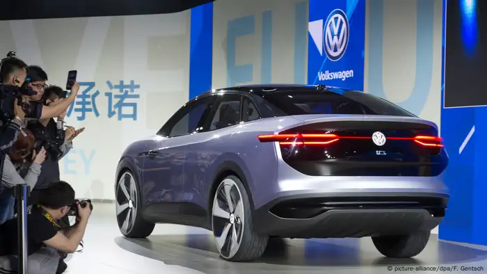 China Shanghai - Volkswagen Crossover Utillity Vehicle (picture-alliance/dpa/F. Gentsch)