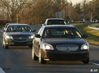 通用汽车集团总裁Rick Wagoner（第2辆车司机旁）在前往国会的路上