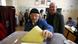 Idoso deposita voto na urna durante referendo na Turquia Idoso deposita voto na urna durante referendo na Turquia