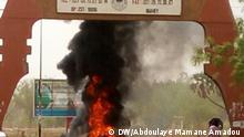 10.04.2017
Studenten in Nigers Haupstadt Niamey setzen Reifen in Brand und bauen Straßensperren während ihrer Proteste für eine Reformierung des Bildungssektora am 10. April 2017. Ein Student kam bei diesen Protesten ums Leben.