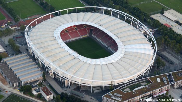 مرسدس‌ بنز آرنای اشتوتگارت گنجایش ۵۴ هزار نفر تماشاچی را دارد. این استادیوم در سال ۱۹۳۳ افتتاح شده و آخرین بار در سال‌های ۲۰۰۹ تا ۲۰۱۱ با هزینه نزدیک به ۶۳ میلیون یورو نوسازی شده است. 