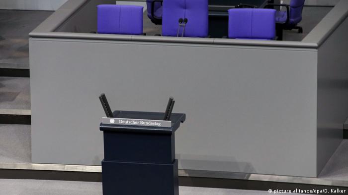 Leeres Rednerpult im Deutschen Bundestag (Foto: picture alliance/dpa/D. Kalker)