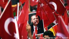 ARCHIV - Anhänger des türkischen Staatspräsidenten Erdogan halten am 31.07.2016 in Köln (Nordrhein-Westfalen) Fahnen. (zu dpa-Thema: Türkei Referendum Abstimmungsverhalten der Deutschtürken) Foto: Henning Kaiser/dpa +++(c) dpa - Bildfunk+++ | Verwendung weltweit
