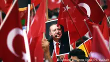 ARCHIV - Anhänger des türkischen Staatspräsidenten Erdogan halten am 31.07.2016 in Köln (Nordrhein-Westfalen) Fahnen. (zu dpa-Thema: Türkei Referendum Abstimmungsverhalten der Deutschtürken) Foto: Henning Kaiser/dpa +++(c) dpa - Bildfunk+++ | Verwendung weltweit