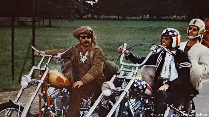 In dem Film von Dennis Hopper machen die Biker Wyatt (Peter Fonda) und Billy (Hopper) einen Road Trip durch den amerikanischen Süden der 60er Jahre. Ohne viele Dialoge beschreibt der Film das damalige Lebensgefühl der Biker und die Freiheit der unendlichen Highways. Handlung und Drehbuch wurden angeblich erst während des Drehs entwickelt. Trotz zweier Nominierungen gewann der Film keinen Oscar.