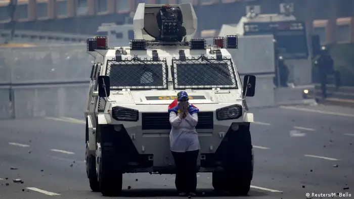 Venezuela Schwere Ausschreitungen bei Protesten (Reuters/M. Bello)
