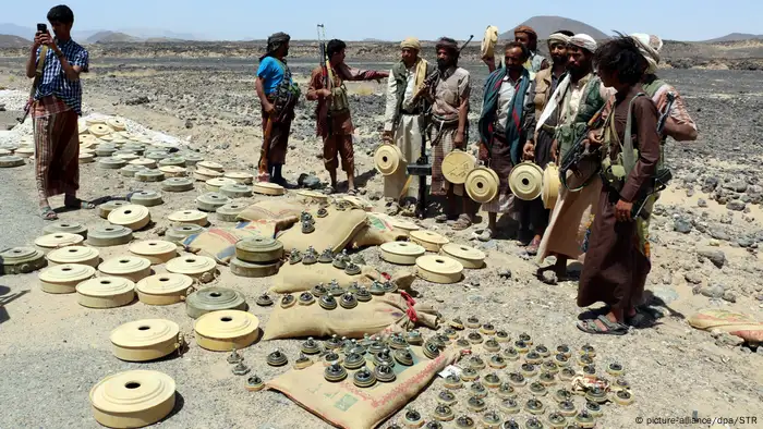 Jemen Milizen entfernen Landminen platziert von Houthi-Rebellen (picture-alliance/dpa/STR)