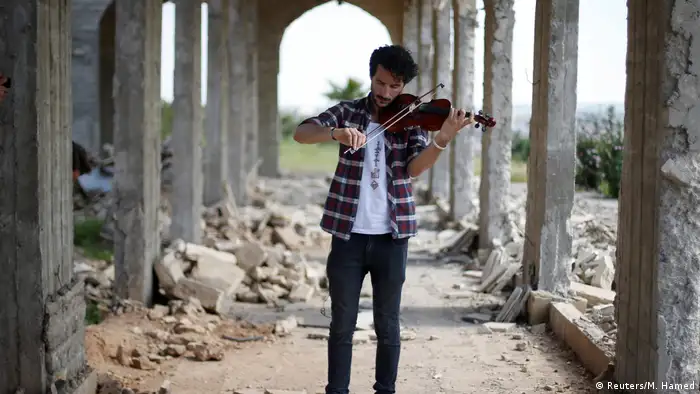 Irak ehemalige IS-Geisel Ameen Mukdad spielt Geige in Mosul (Reuters/M. Hamed)