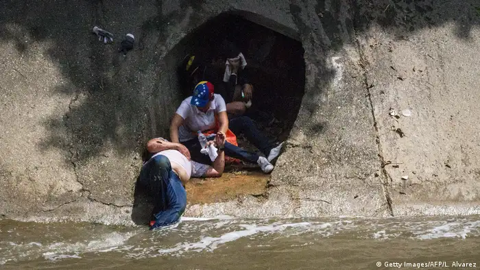Двое демонстрантов укрываются в канализации