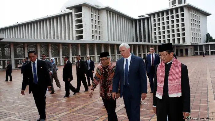 Indonesien US-Vizepräsident Mike Pence in der Istiqlal Moschee in Jakarta