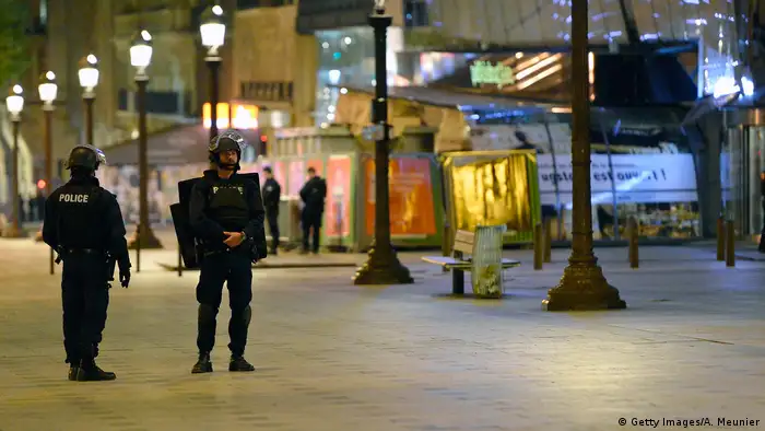 Frankreich Schüsse auf Polizisten in Paris