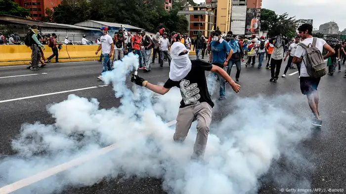 Столкновения демонстрантов с полицией в Каракасе 20 апреля 2017 г.