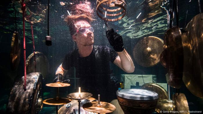Between Music recording their album Aquasonic under the water (Getty Images/AFP/J, Nackstrand)
