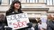 Eine Frau hält ein Schild in der Hand mit der Aufschrift "Science is sexy" Eine Frau hält ein Schild in der Hand mit der Aufschrift "Science is sexy"