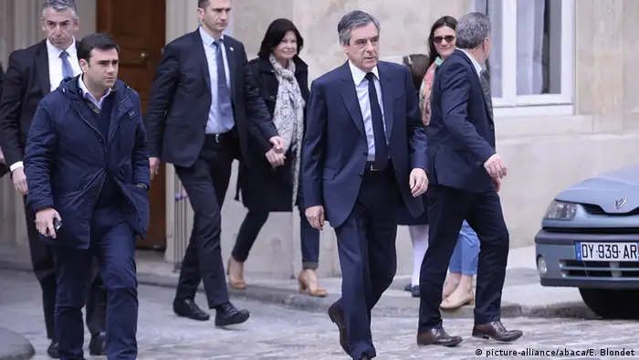 Frankreich - Präsidentschaftswahl: Francois Fillon auf dem Weg seine Stimme abzugeben (picture-alliance/abaca/E. Blondet)